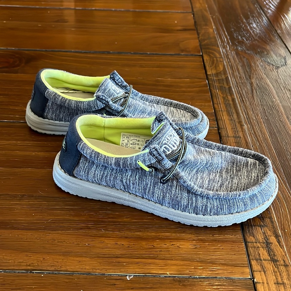 Youth Hey Dude sz 5 - LIKE NEW - Denim Blue & Lime Green Accent